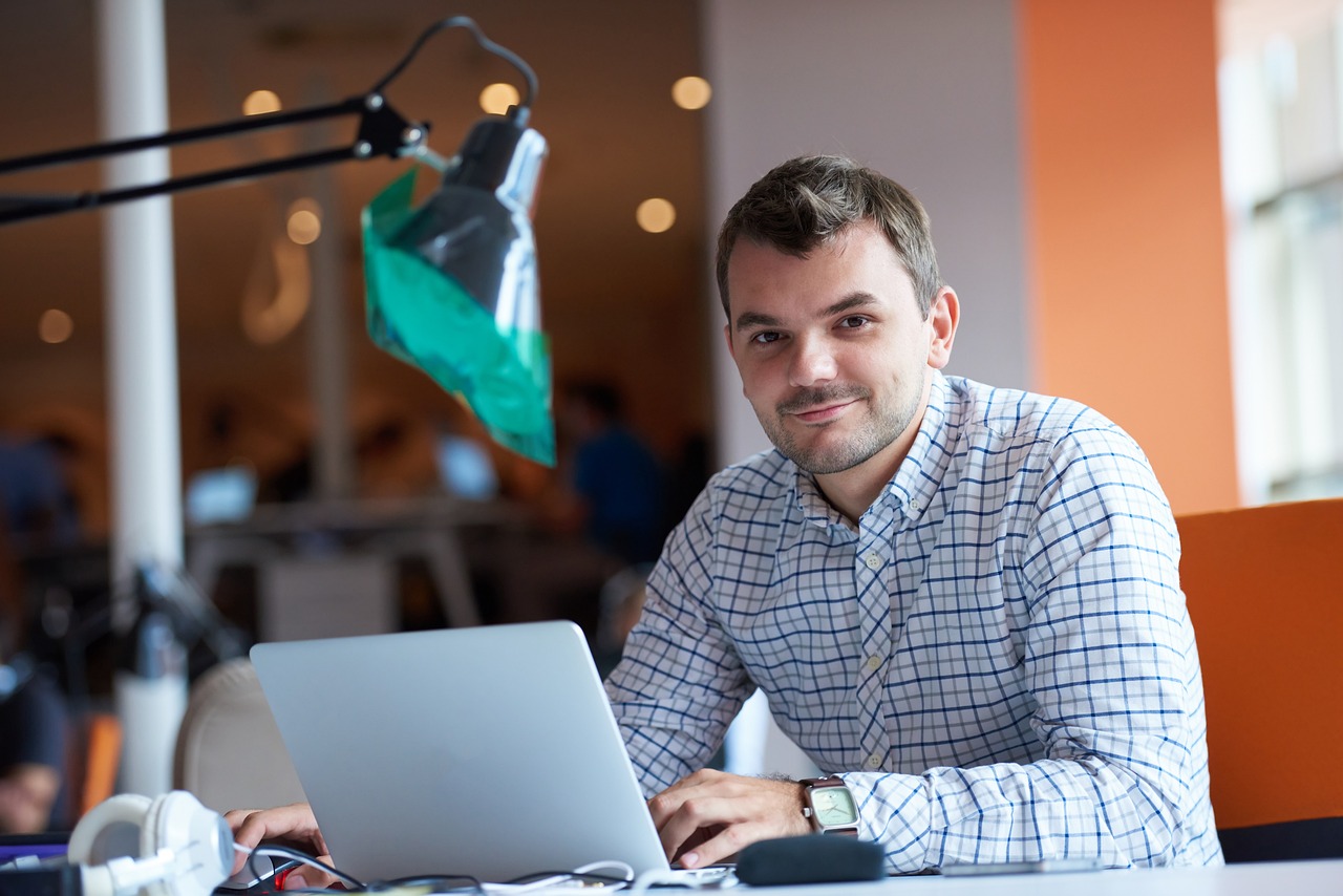 e-Factura ramane OBLIGATORIE chiar si pentru facturile simplificate emise de firme scutite de TVA