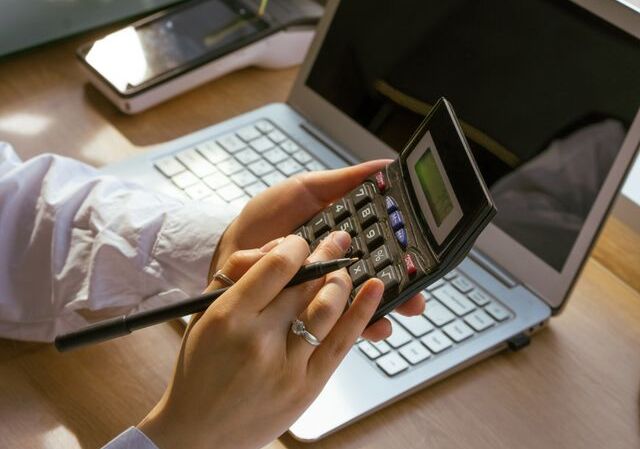 inregistrarea in scopuri de TVA ce TVA poate fi dedusa retroactiv si cum se ajusteaza taxa pentru stocuri si mijloace fixe