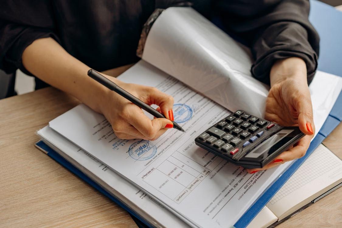 factura de decontare sau structura de comisionar cum stabilesti corect daca o refacturare intra in sfera TVA